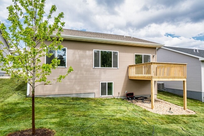 Building Photo - 4 bed 3 bath East side Iowa city!