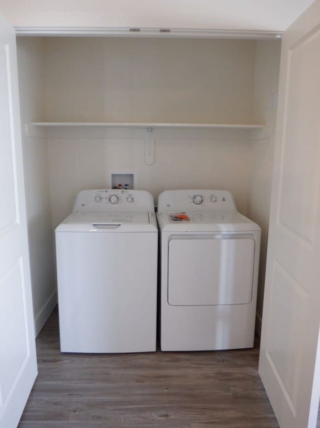 Building Photo - 3 bedroom- 2 bath Newer Construction