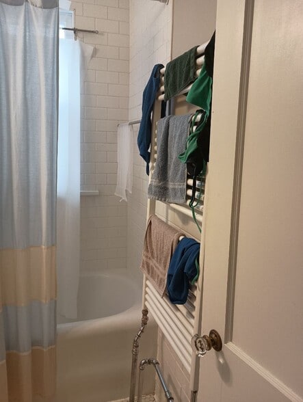 Bathroom - heated towel rack - 1978 Saint Clair Ave