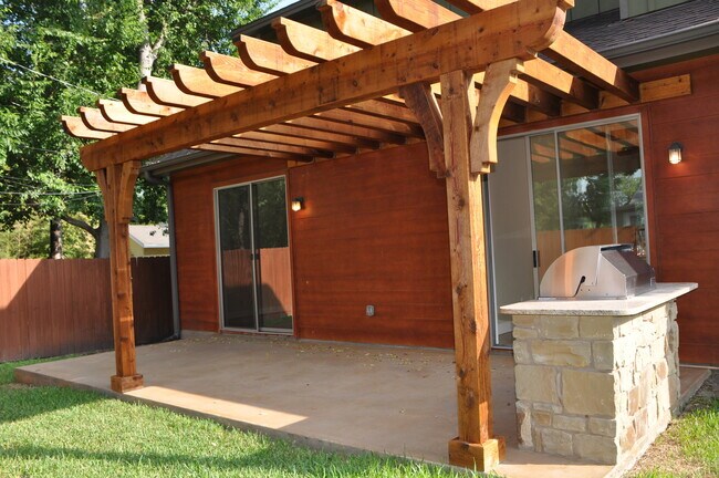 Building Photo - UT PRE-LEASE: Beautiful, Recently Constructed 6 bed/ 4 ba home in North Loop Area, Mins to UT