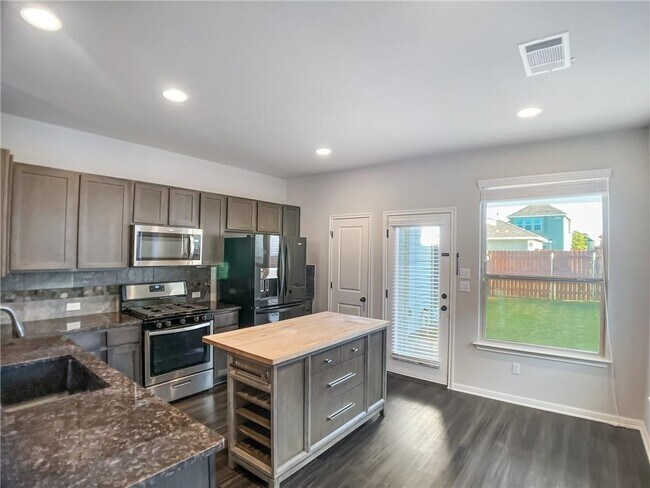 Building Photo - 308 S Brook Dr