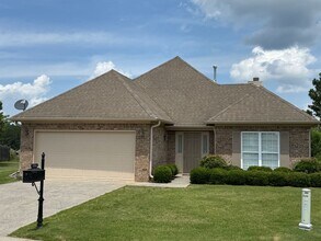 Building Photo - Chelsea Park - One Level 2 Bedroom on a Cu...