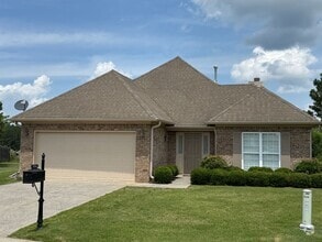 Building Photo - Chelsea Park - One Level 2 Bedroom on a Cu...