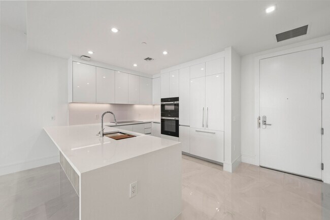 Building Photo - 220 Lake Shore Dr