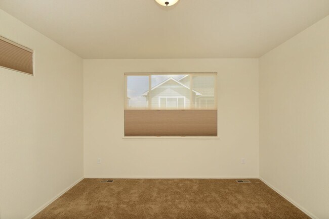 Building Photo - 3 Bedroom 2 Bath Ranch-Style Home