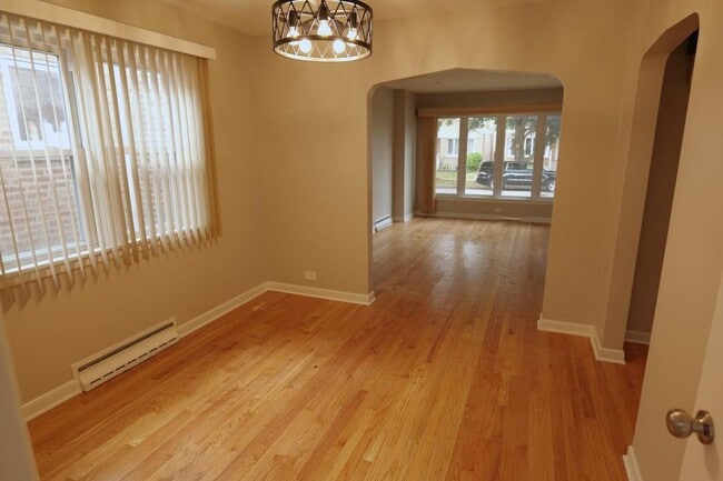 Building Photo - 5047 S Leclaire Ave