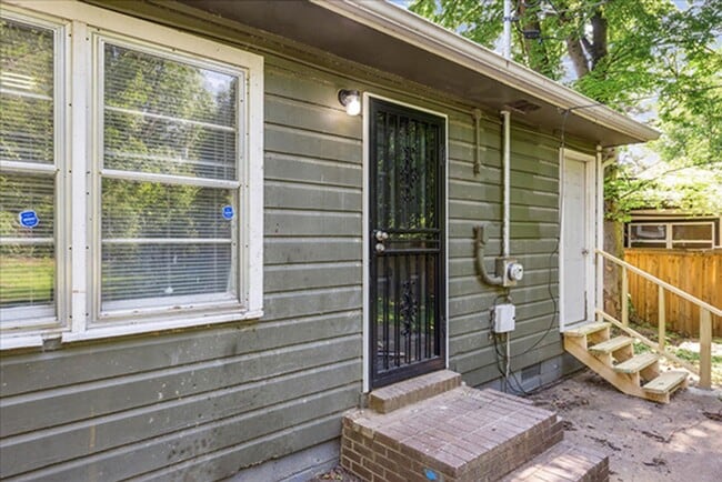 Building Photo - 2048 Whitney Ave