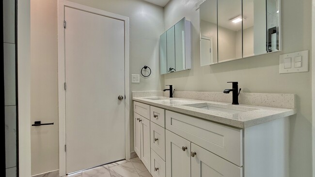 Building Photo - 10 Rugby Ct