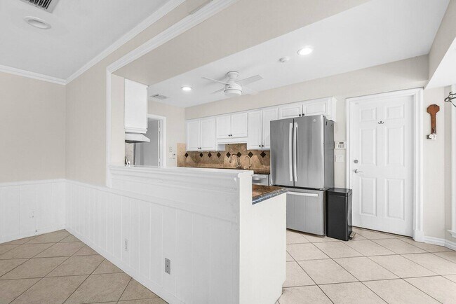 Building Photo - 222 Fairway W