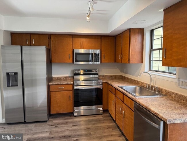 Building Photo - 120 Redwood Dr