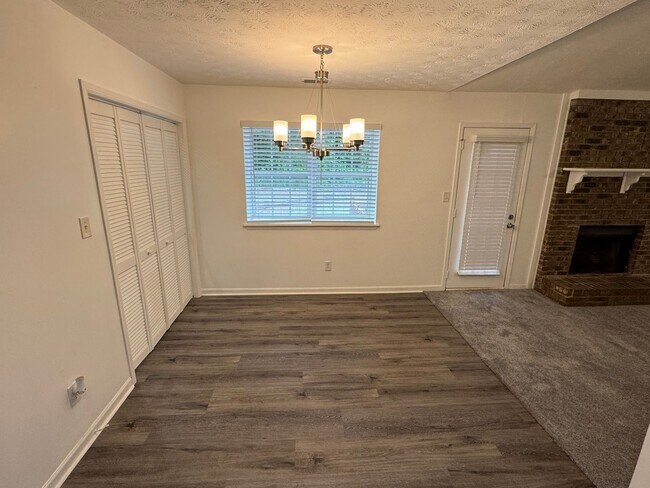 Building Photo - Nice Riverdale 3 Bedroom 2 Bath in Cul-De-Sac!!