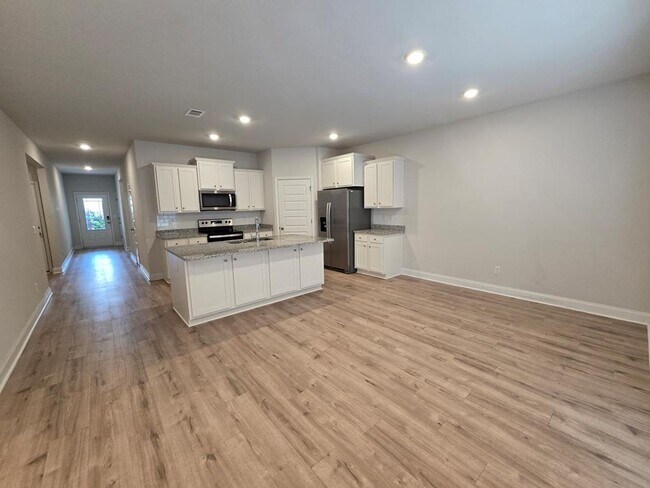 Building Photo - Elegant 4-Bedroom Lake Park Home with Open Layout, Modern Finishes, and Fenced Yard