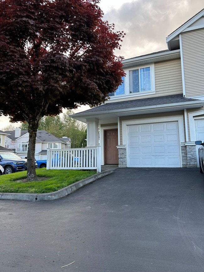 Building Photo - 2 Bed, 2 bath Condo w/garage in West Bay at The Lakes in Kent, $2550/mo.