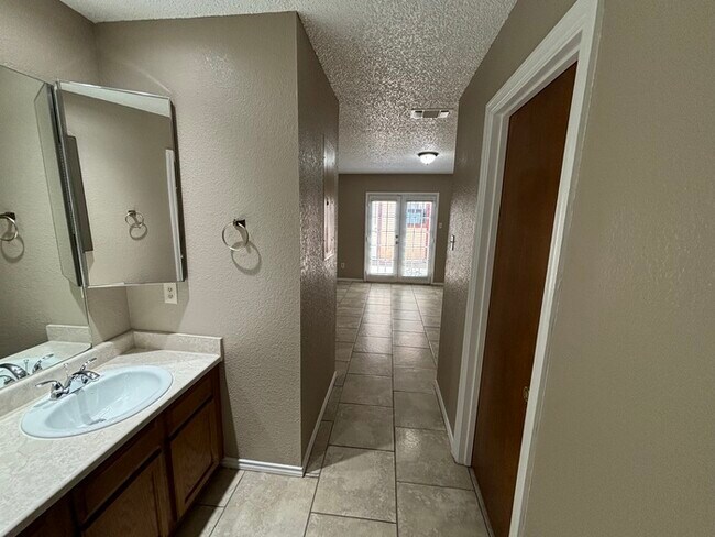 Building Photo - 2 bed 2 bath townhome