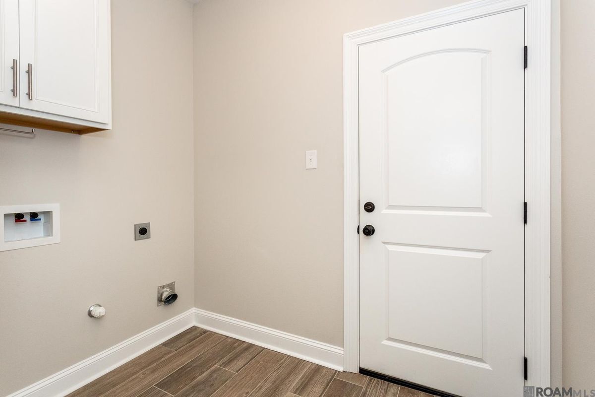 Building Photo - 6356 Lake Edge Dr