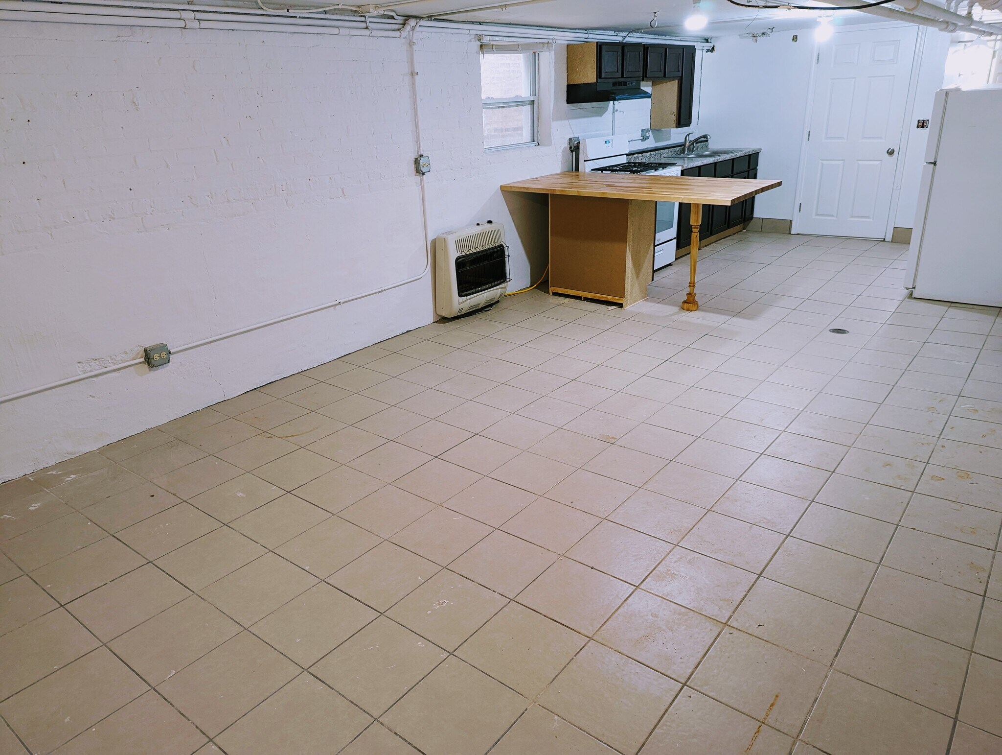 Building Photo - 4835 W Cornelia Ave