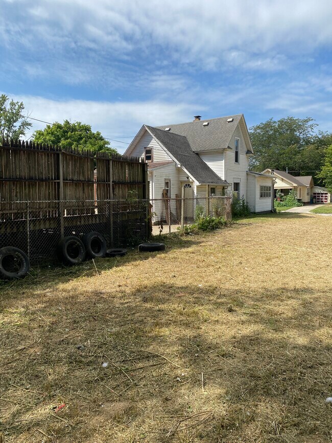 Building Photo - 21 Schultz St