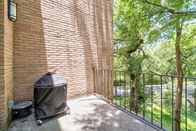 Building Photo - 3718 Bridle Path