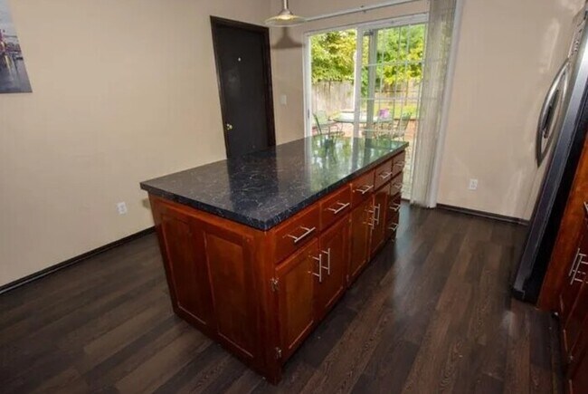 Building Photo - Fully Furnished 3 bed 2 bath home near Notre Dame
