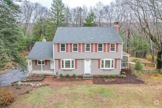 Building Photo - Bright and Beautiful 4 Bedroom Colonial