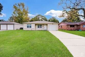 Building Photo - Lovely Alvin Home!