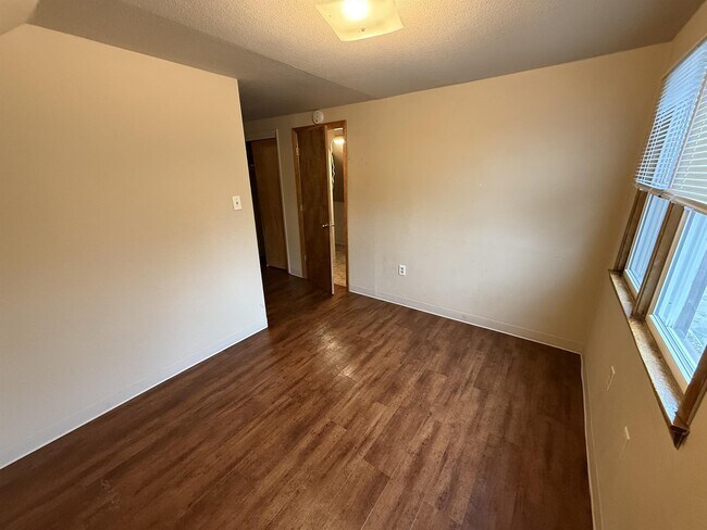 Building Photo - 722 13th Ave