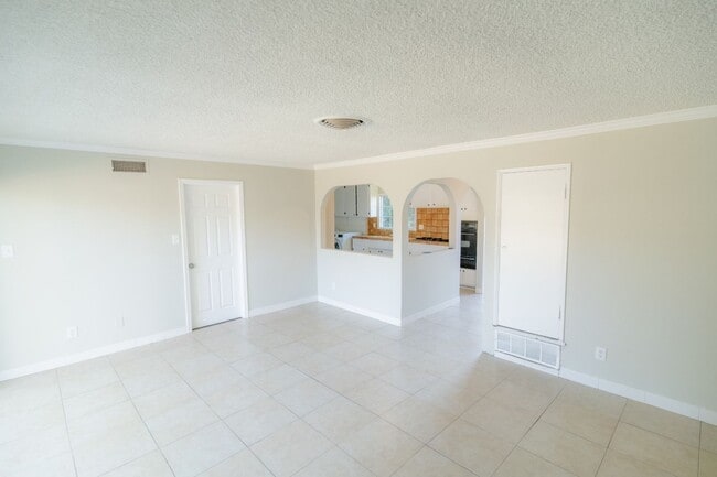 Building Photo - COMING SOON! Single Story 4 Bedroom Home for Rent in Woodland Hills!