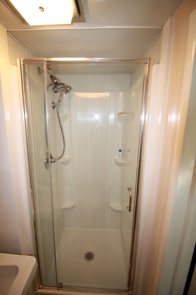 Building Photo - 240 Fraternaland Rd