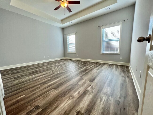 Building Photo - Single Level 3 Bed, 2 Bath Home with 2 Car Garage & Fenced Backyard