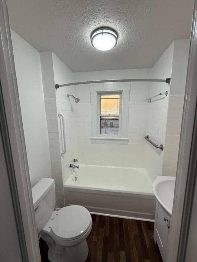 Building Photo - 932 E Market St