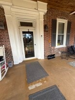 Building Photo - 700 Hedgerow Dr