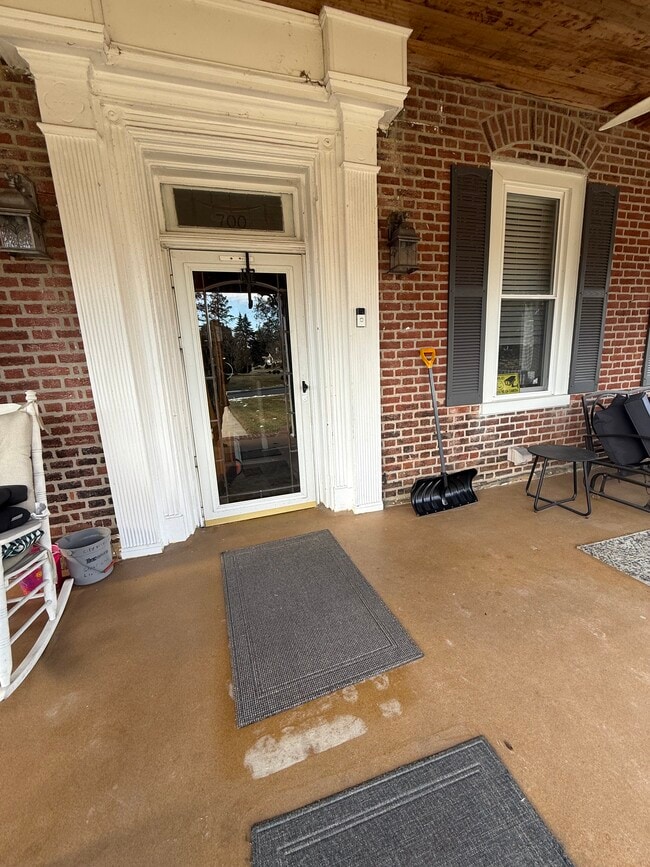 Building Photo - 700 Hedgerow Dr