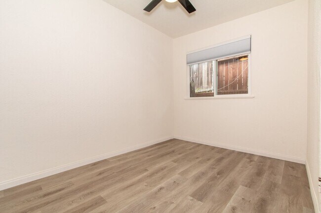 Building Photo - Refreshed 2 Bed/1 Bath in the Heart of Pacific Beach- Close to the Beach + Bay! REDUCED DEPOSIT $...