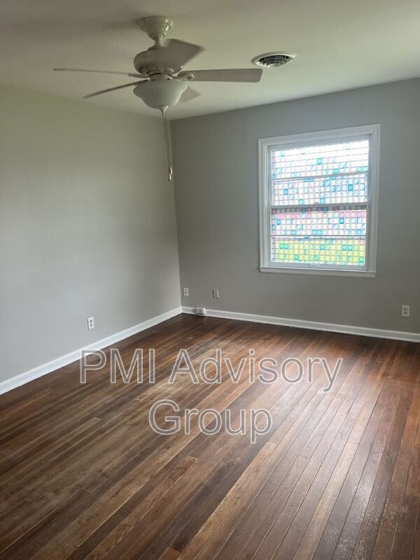 Building Photo - 2040 SW Medford Ave