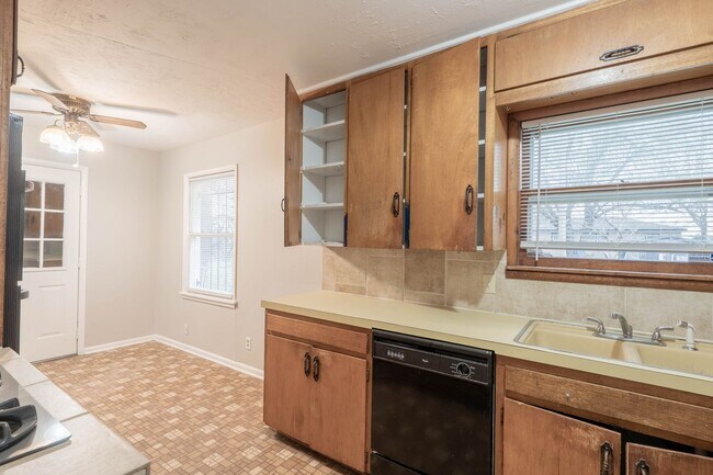 Building Photo - 3 Bed | 1 Bath in North Tulsa!