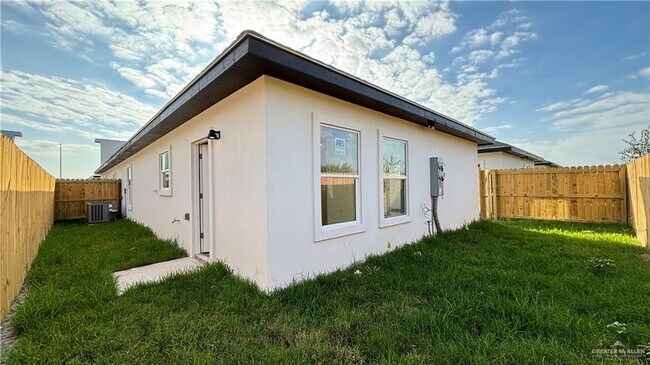 Building Photo - 16 S Links Dr