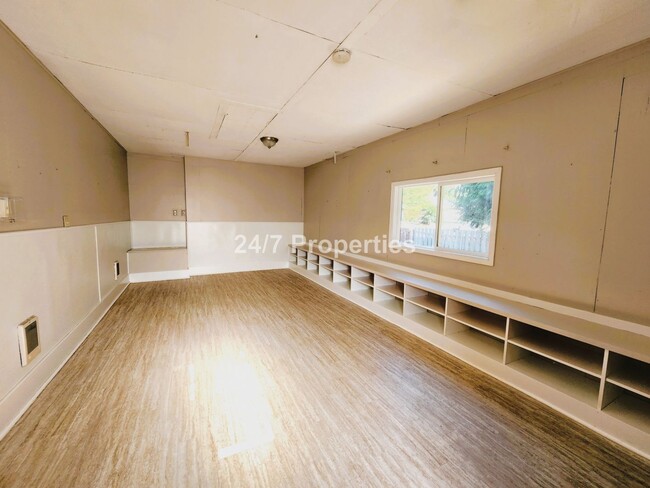 Building Photo - 3BD I 1BA + Bonus Room - Milwaukie, OR