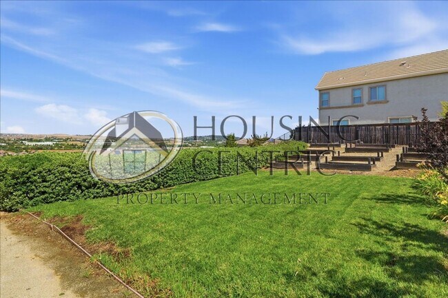 Building Photo - Executive Gated Rental with Stunning Views & Solar!