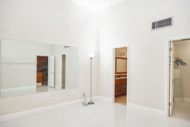 Building Photo - 347 Leslie Dr