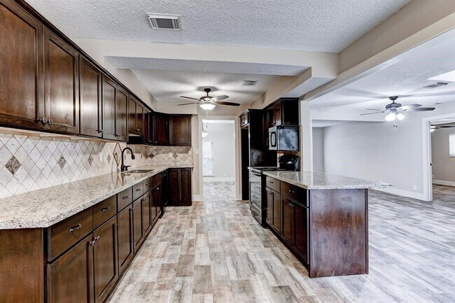 Building Photo - 1827 Riverwood Trail