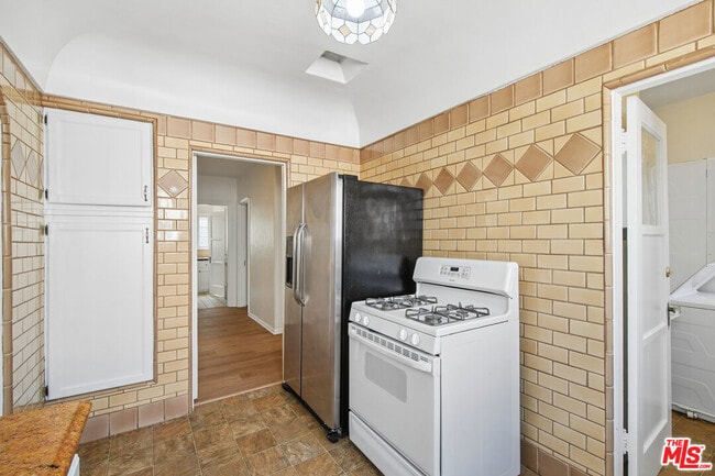 Building Photo - 9221 Alcott St