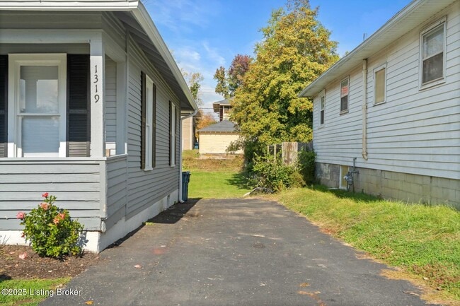 Building Photo - 1319 Maple St