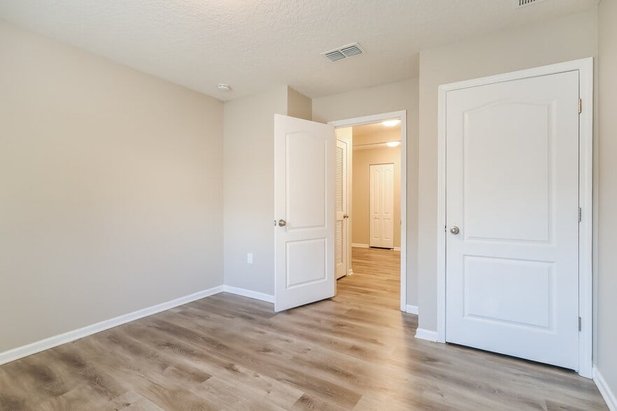 Building Photo - 11454 Carson Lake Dr