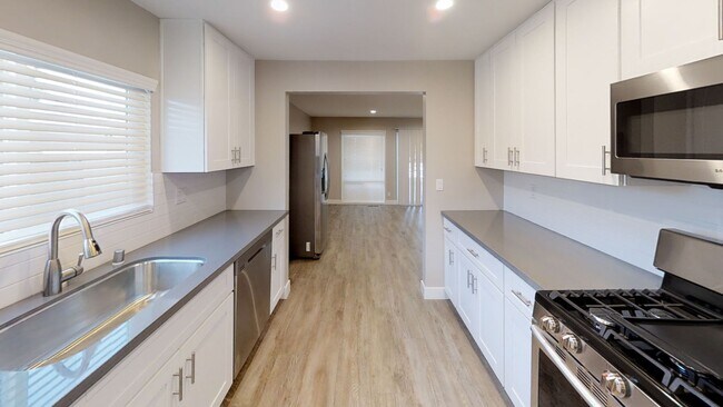 Building Photo - 6BD/2.5BA, Amazing Yard!