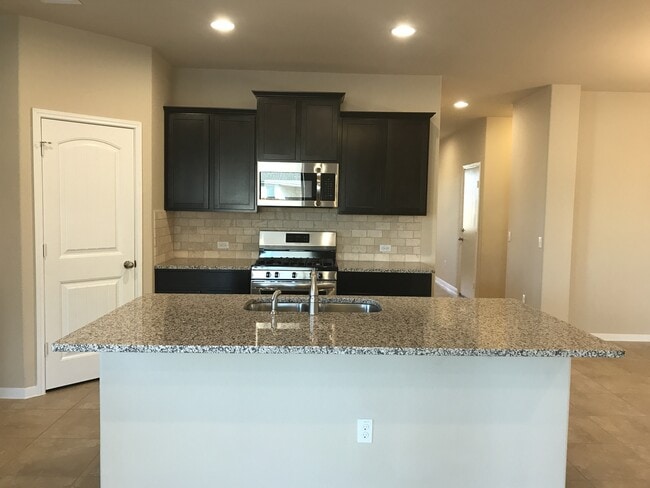 Building Photo - FIVE BEDROOM, THREE BATH 1-STORY HOME