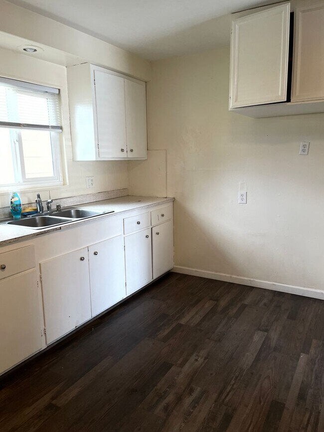 Building Photo - R539- 547 Mary Street