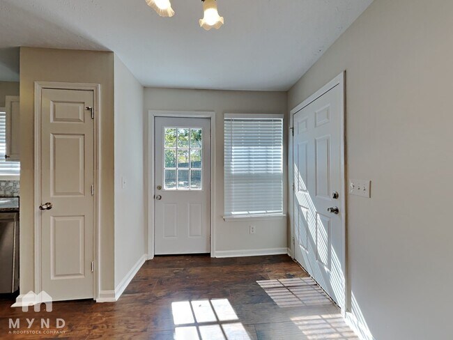 Building Photo - 207 Lake Forest Dr