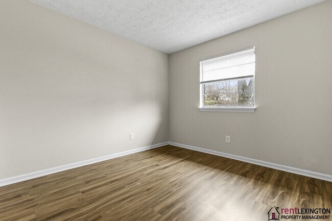 Building Photo - 3966 Northampton Dr