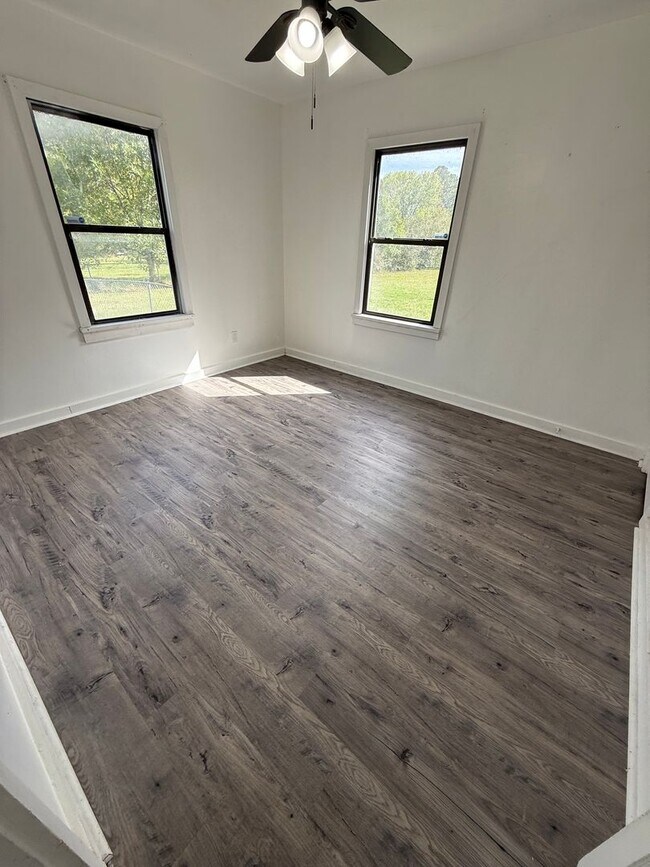 Building Photo - 2 Bed 1 Bath House, Gas Heat & Hot Water