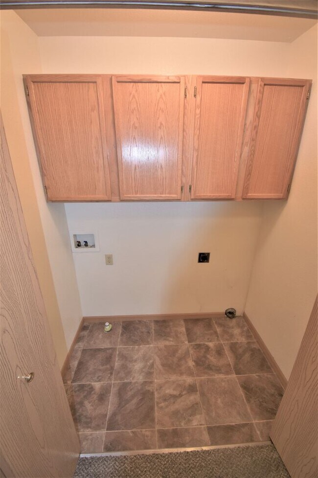 Building Photo - 2Bed with OFFICE and DETACHED GARAGE! Grea...